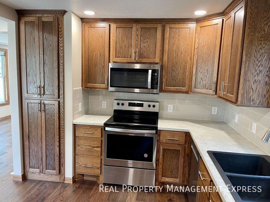 1328 E 6th St - Photo 5 of 21