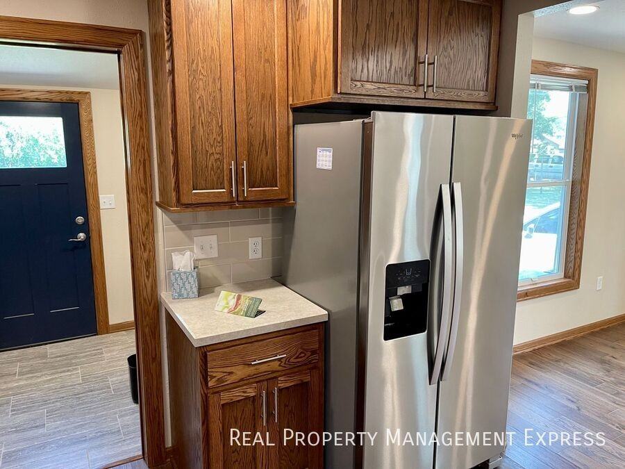 1328 E 6th St - Photo 6 of 21