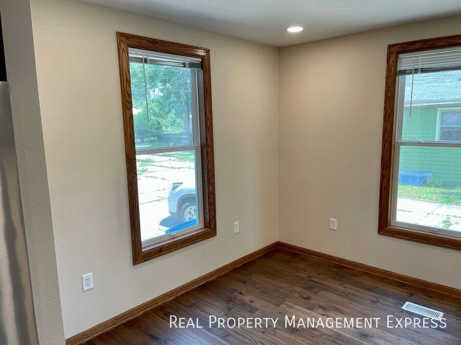 1328 E 6th St - Photo 7 of 21