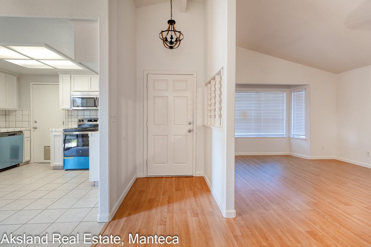 15046 Cambridge Dr #1 - Photo 4 of 17