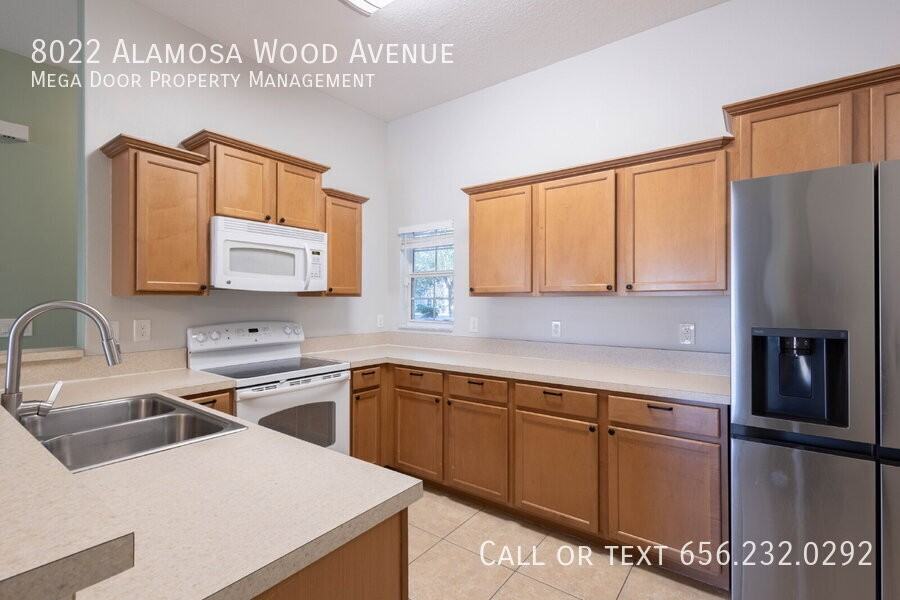 8022 Alamosa Wood Ave - Photo 7 of 32