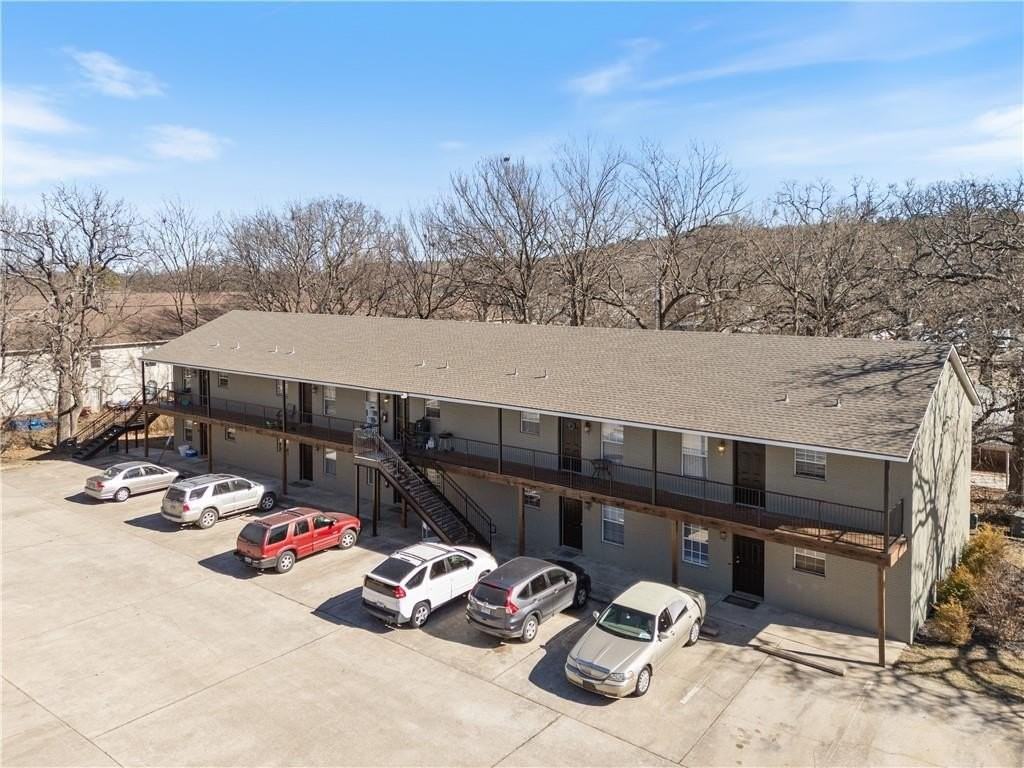 884 W Holly St - Photo 2 of 20