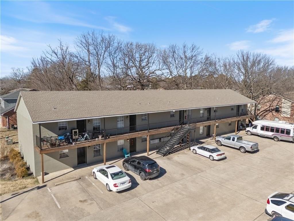 884 W Holly St - Photo 3 of 20