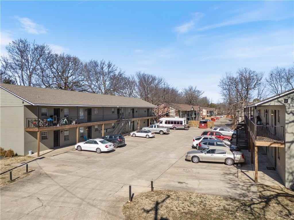 884 W Holly St - Photo 4 of 20