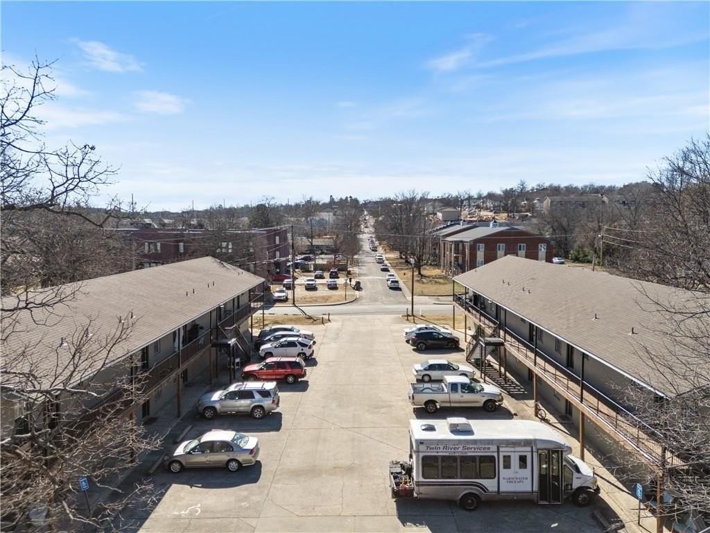 884 W Holly St - Photo 5 of 20