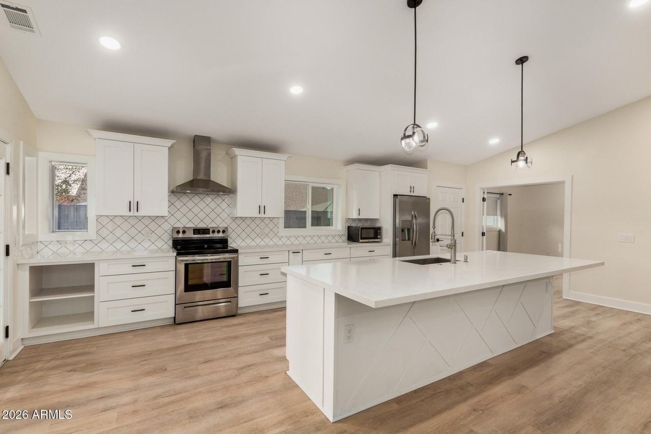 5713 E Hillery Dr - Photo 3 of 30