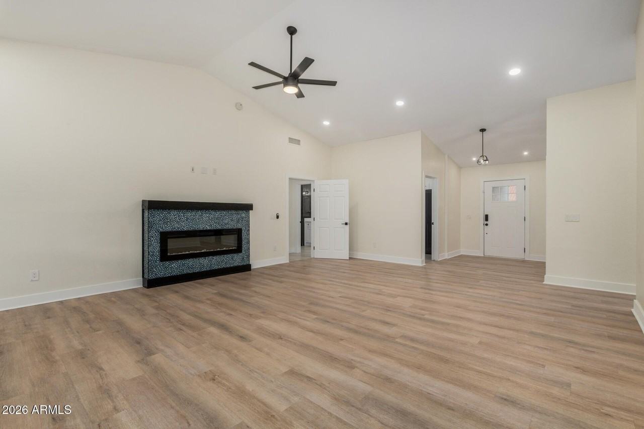 5713 E Hillery Dr - Photo 6 of 30