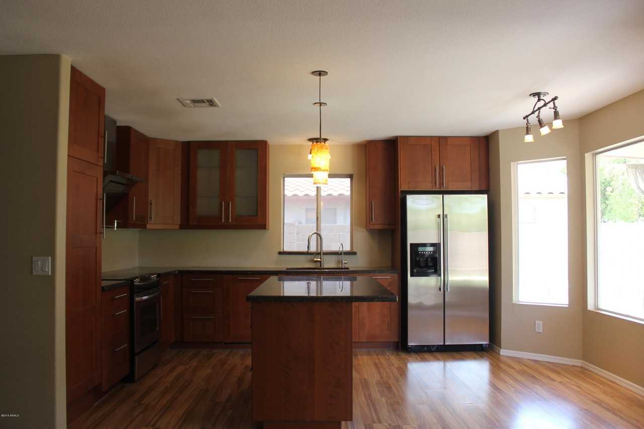 1221 W Chicago St - Photo 3 of 26