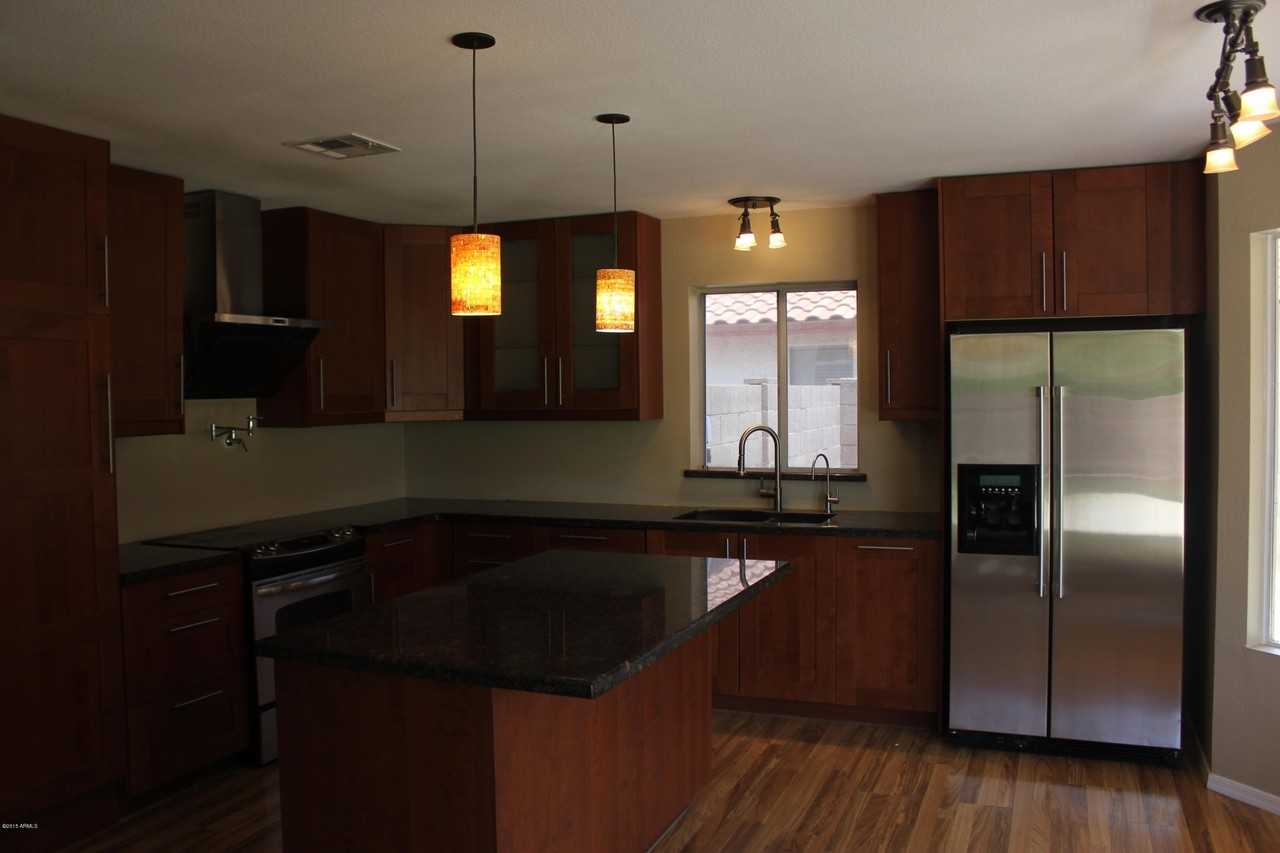 1221 W Chicago St - Photo 4 of 26