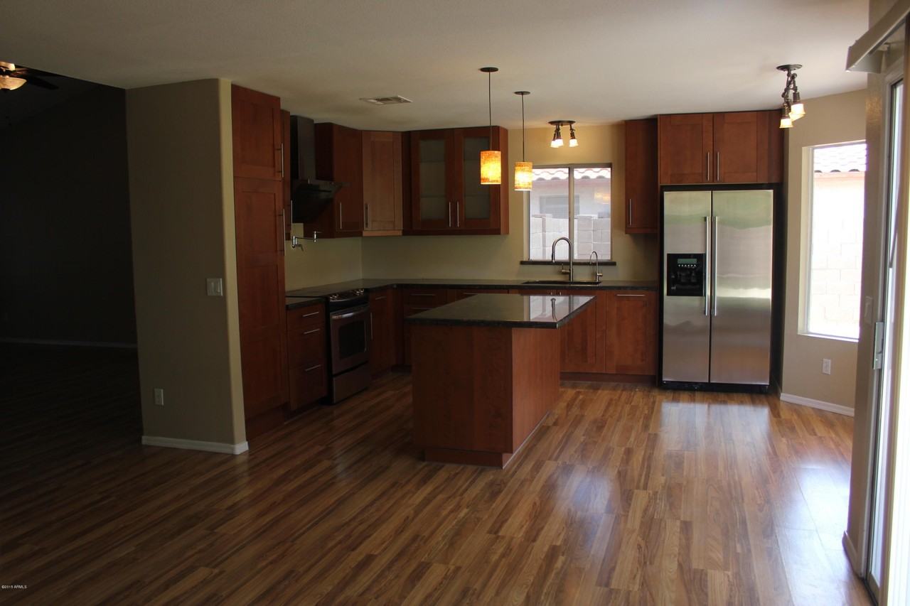 1221 W Chicago St - Photo 5 of 26