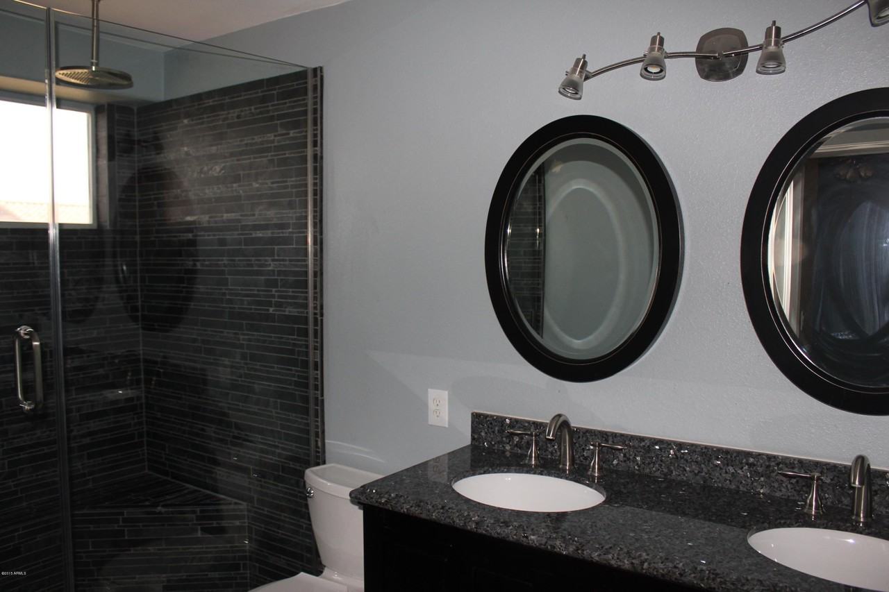 1221 W Chicago St - Photo 6 of 26