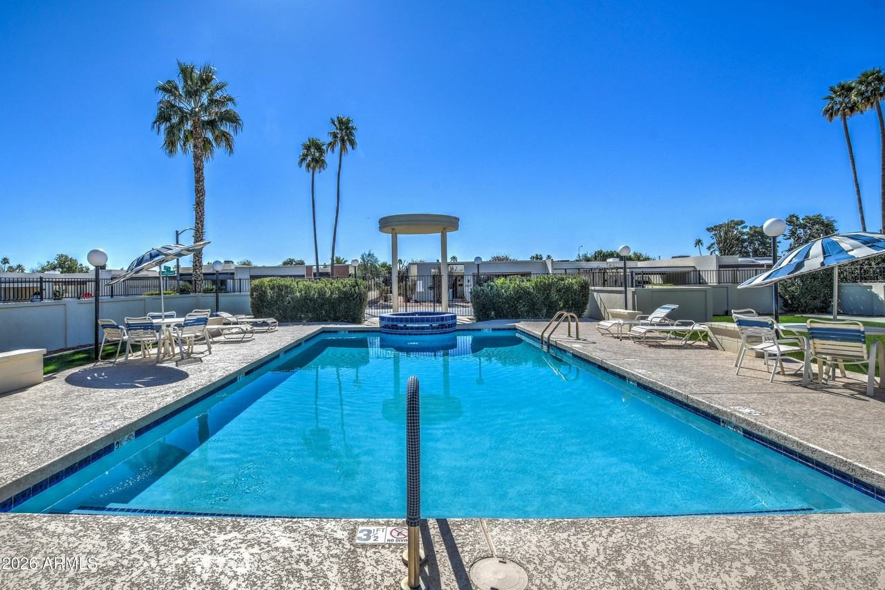 8647 E Devonshire Ave - Photo 4 of 50