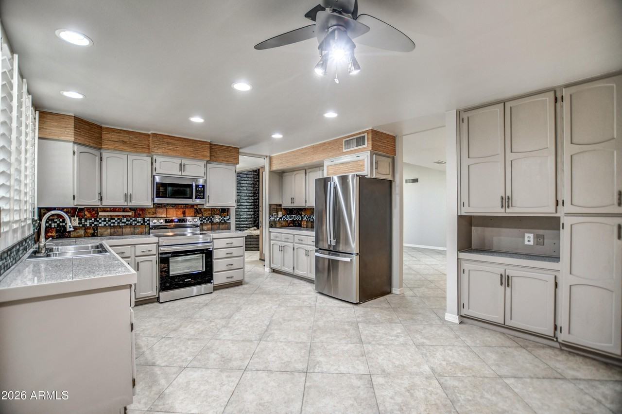 8647 E Devonshire Ave - Photo 5 of 50