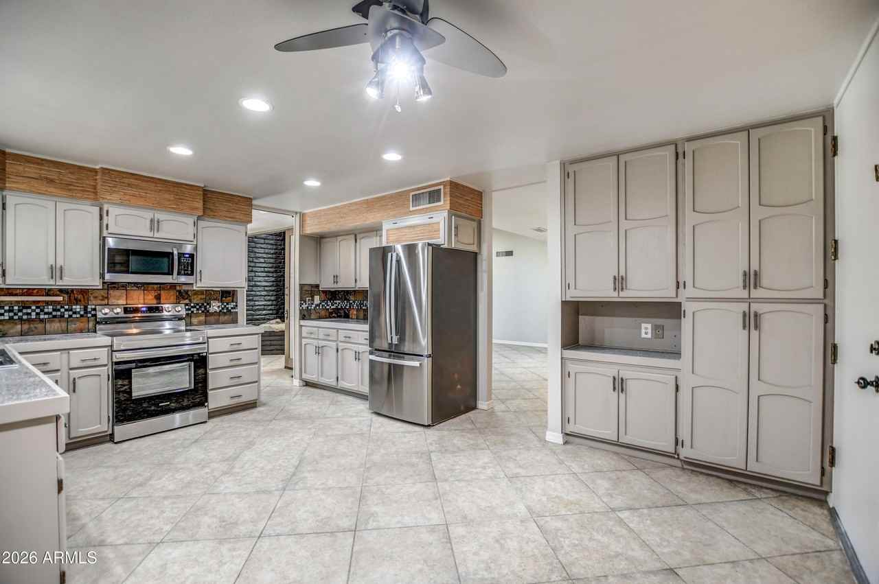 8647 E Devonshire Ave - Photo 6 of 50