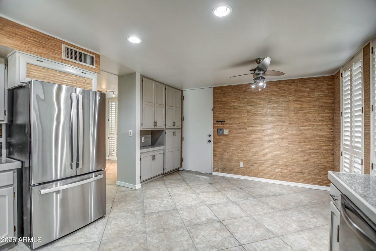 8647 E Devonshire Ave - Photo 7 of 50