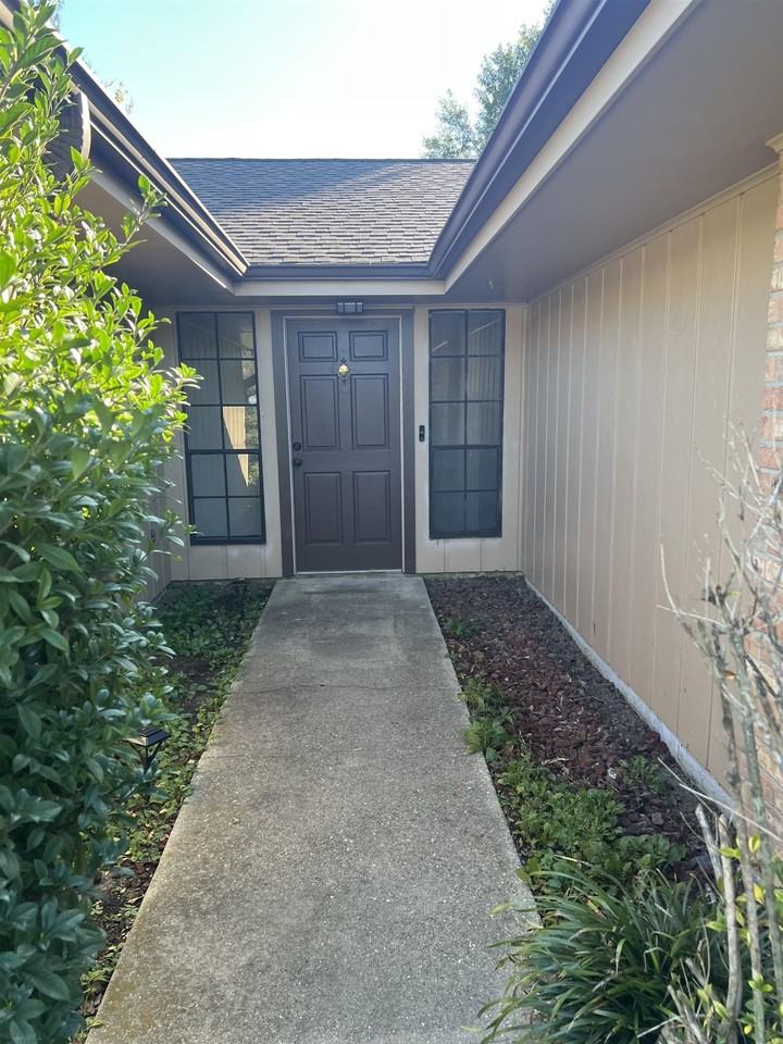 211 Chantilly Dr - Photo 2 of 8