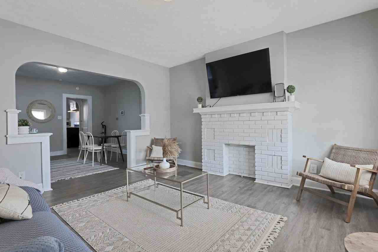 1125 Wilson Ave - Photo 2 of 15