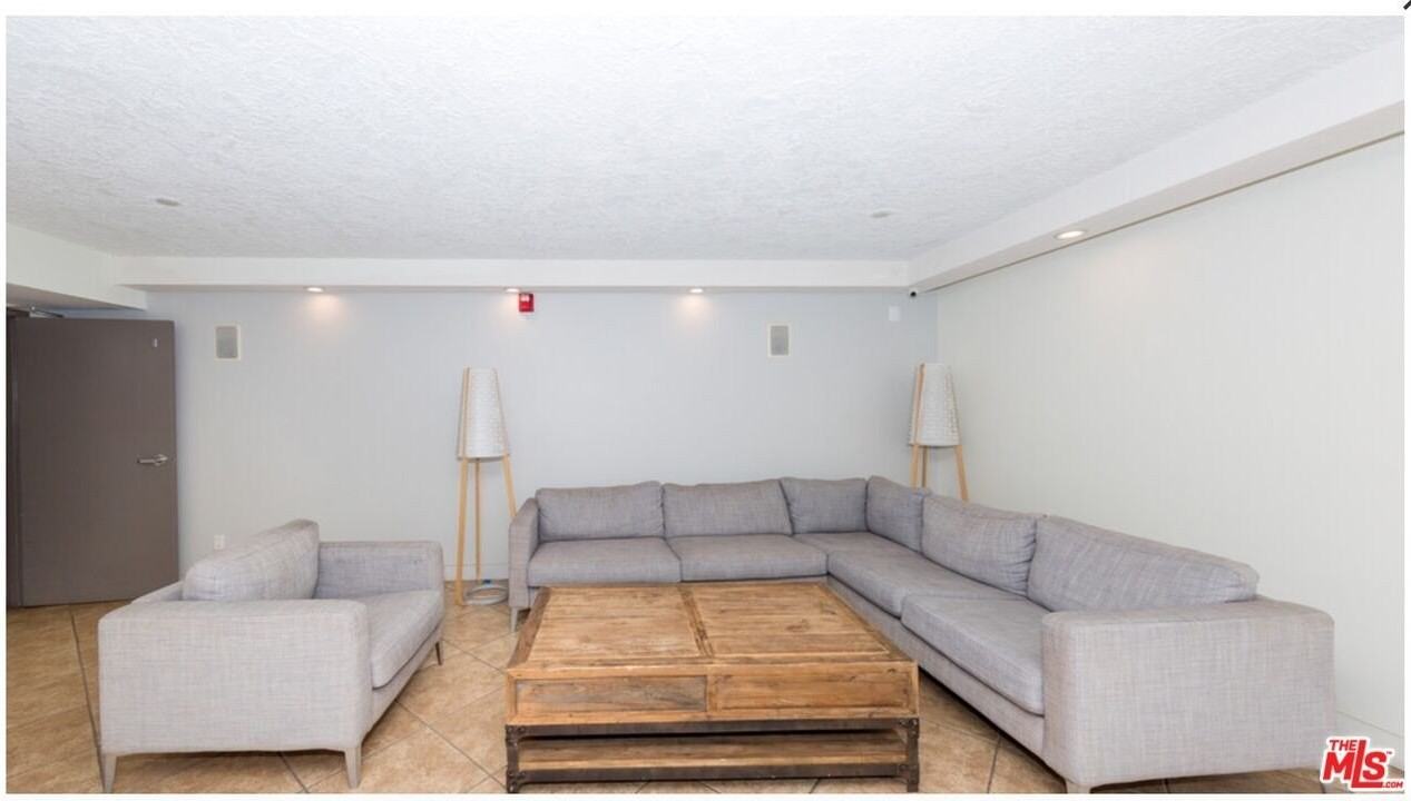 5260 Bellingham Ave Apt 207 #207 - Photo 3 of 20