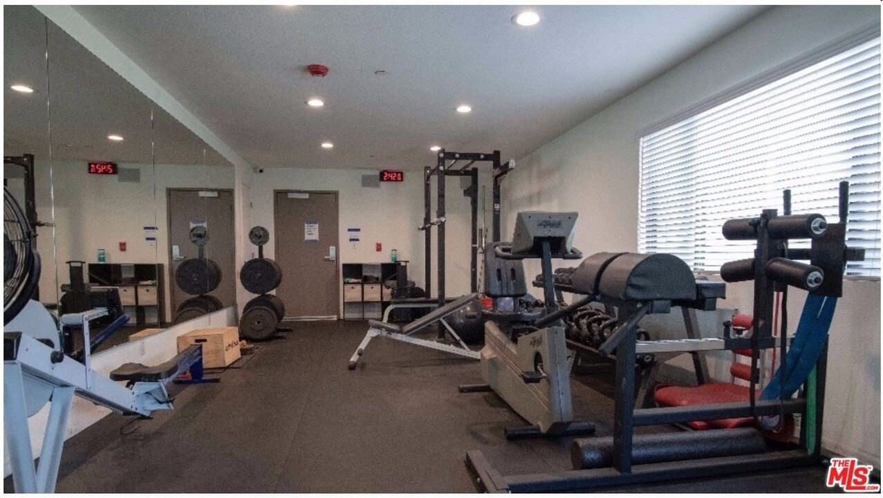 5260 Bellingham Ave Apt 207 #207 - Photo 6 of 20