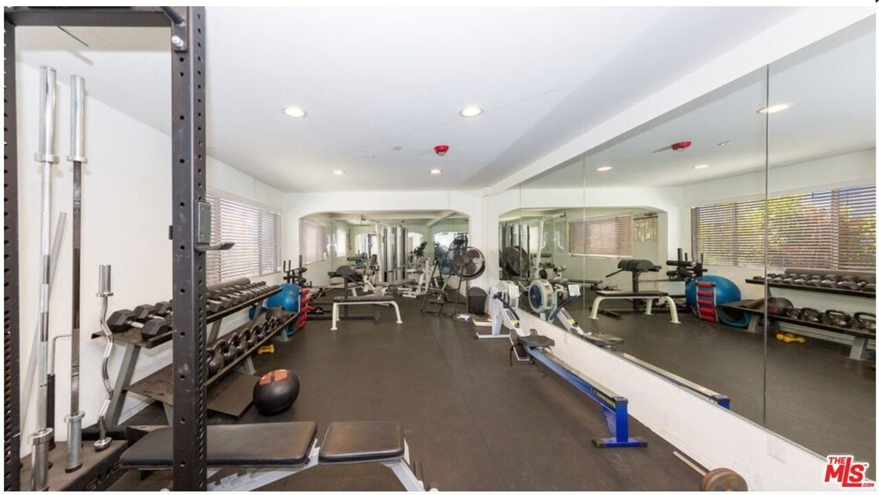 5260 Bellingham Ave Apt 207 #207 - Photo 7 of 20