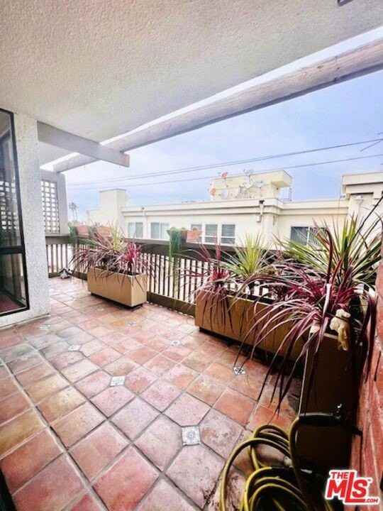 11805 Mayfield Ave Apt 306 #306 - Photo 4 of 20