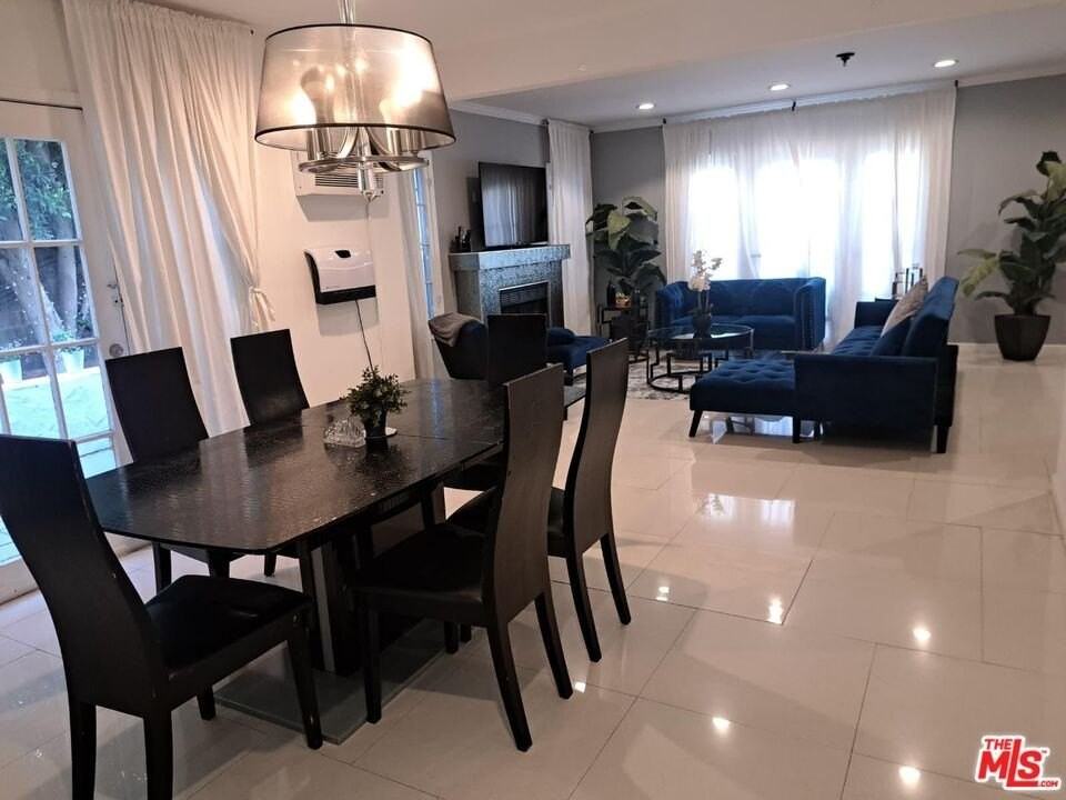 139 S Rexford Dr - Photo 3 of 19