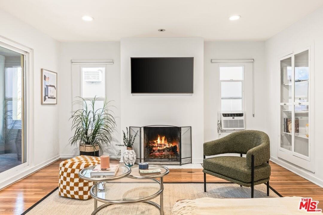 329 S Reeves Dr - Photo 2 of 29