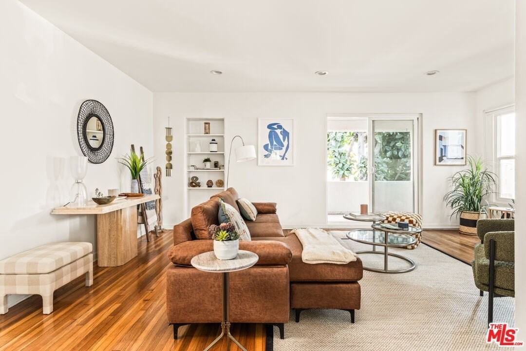 329 S Reeves Dr - Photo 3 of 29