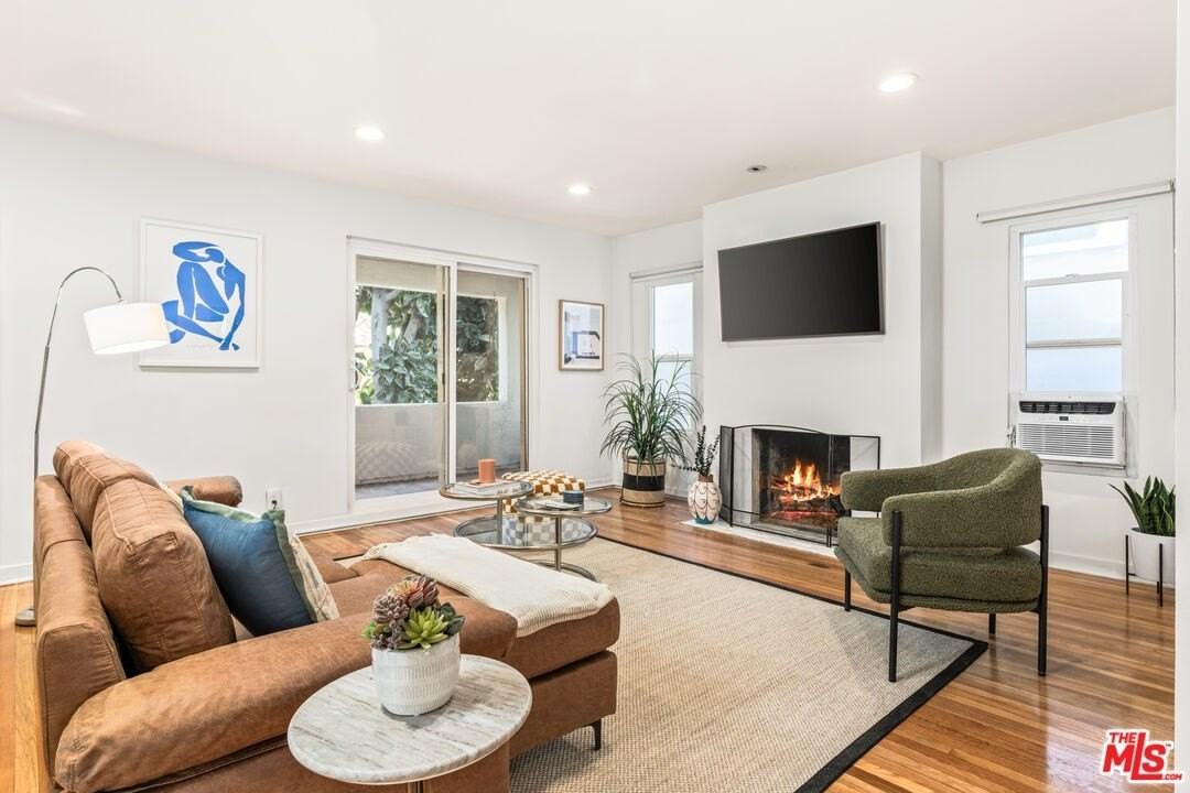 329 S Reeves Dr - Photo 4 of 29