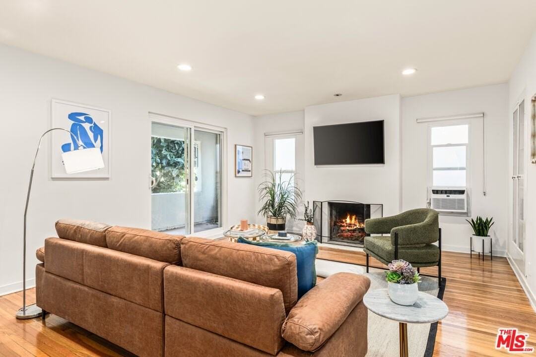 329 S Reeves Dr - Photo 5 of 29