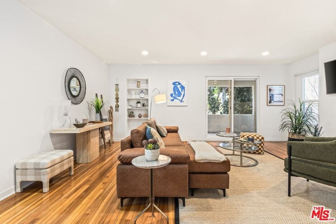 329 S Reeves Dr - Photo 7 of 29