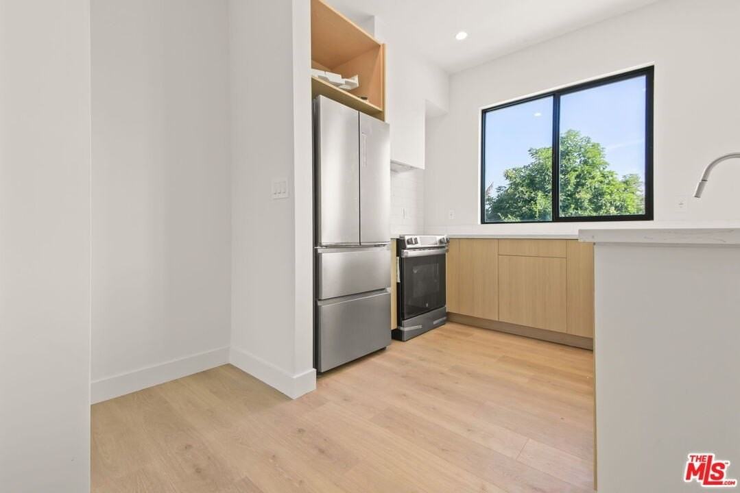 2671 Benedict St Unit 1/4 #1-4 - Photo 5 of 33