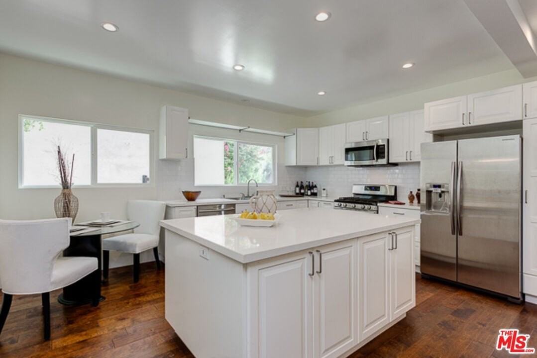 831 S Curson Ave - Photo 6 of 19