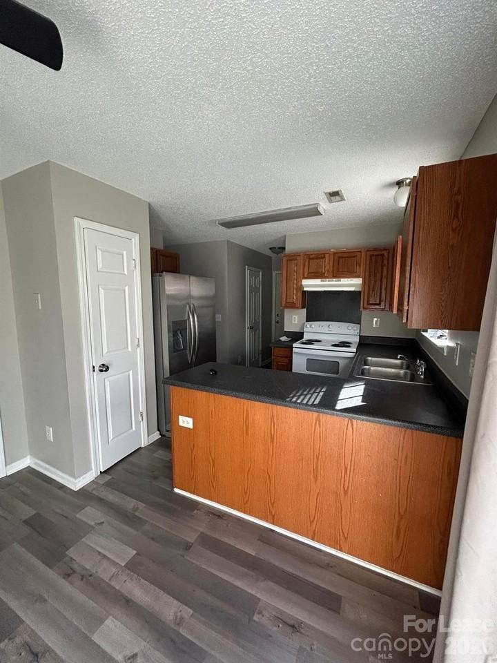 9510 Isaac Hunter Dr - Photo 5 of 17