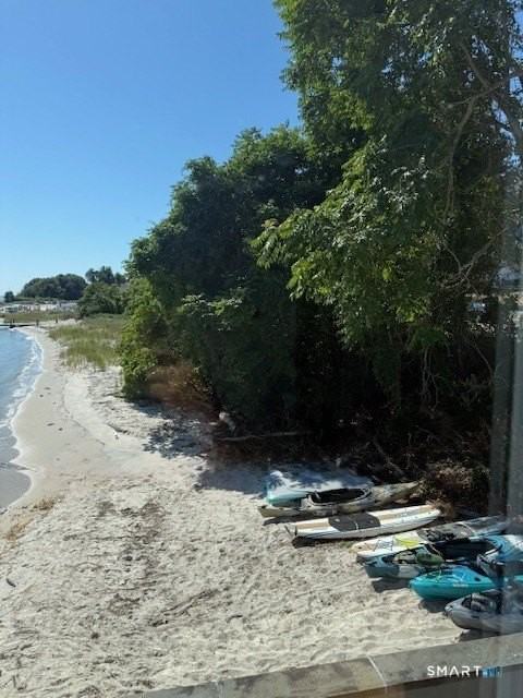 352 Pequot Ave - Photo 4 of 27