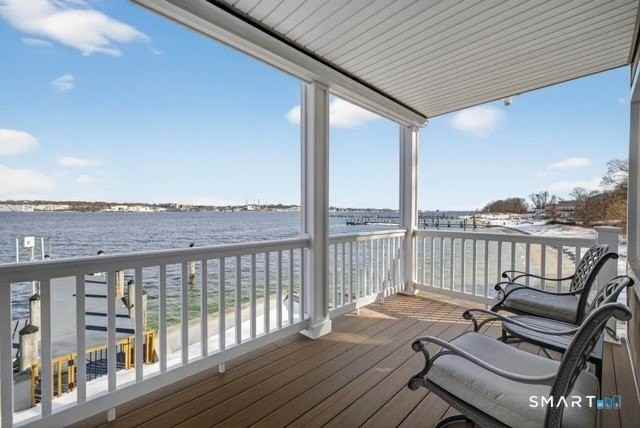 352 Pequot Ave - Photo 5 of 27