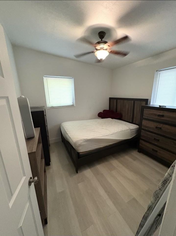 1816 Ne 49th St - Photo 3 of 11