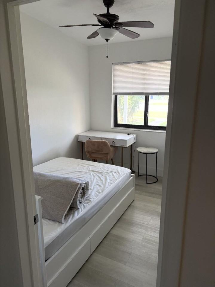 1816 Ne 49th St - Photo 5 of 11