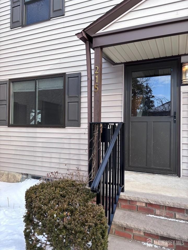 215 Rose St - Photo 2 of 13