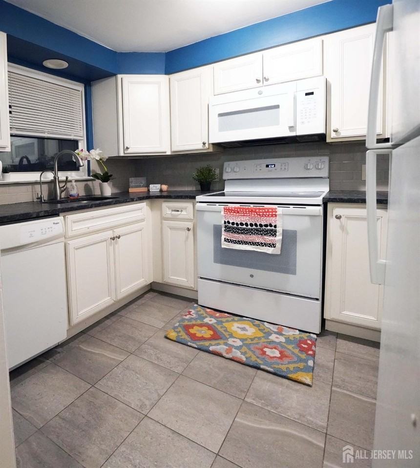 215 Rose St - Photo 3 of 13