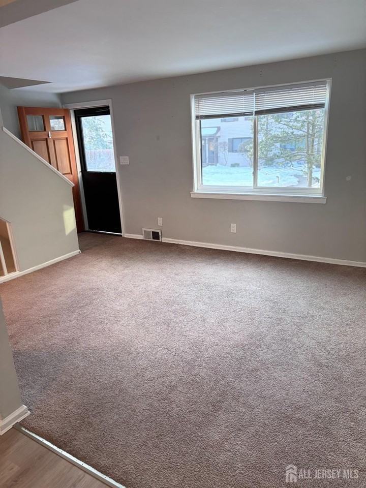 215 Rose St - Photo 4 of 13