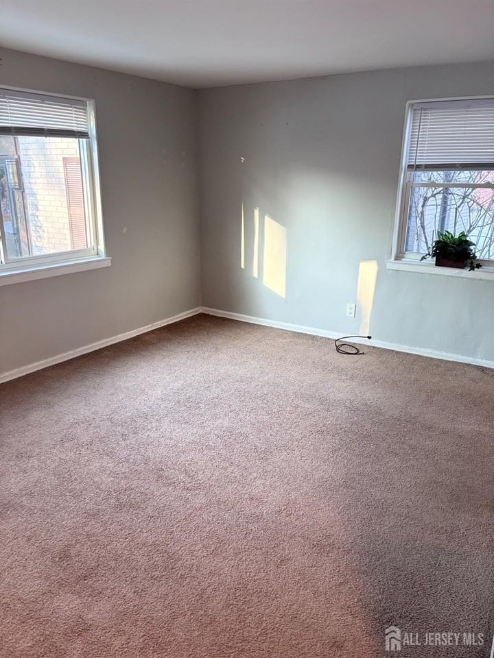 215 Rose St - Photo 5 of 13