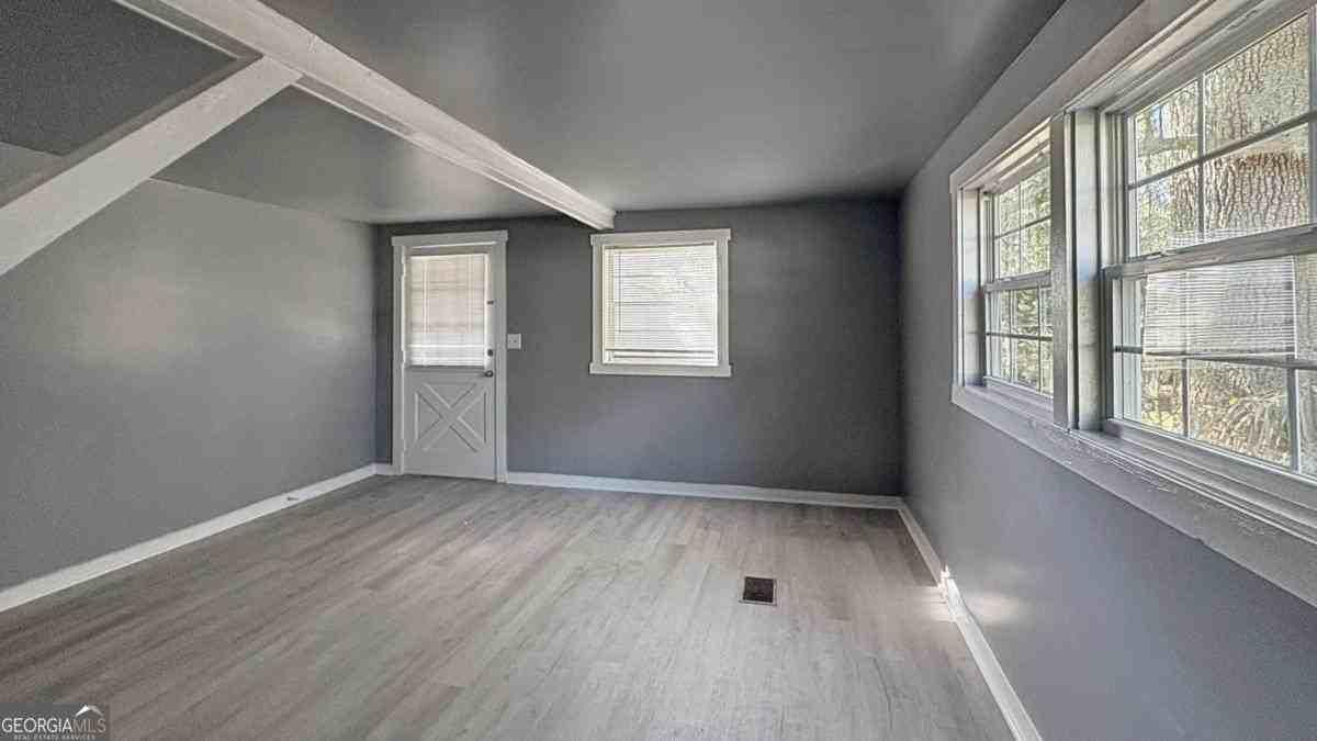 505 Osborne St - Photo 4 of 35