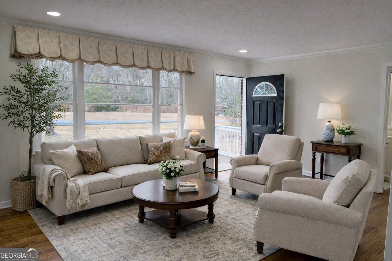 1065 Nelson St - Photo 2 of 12