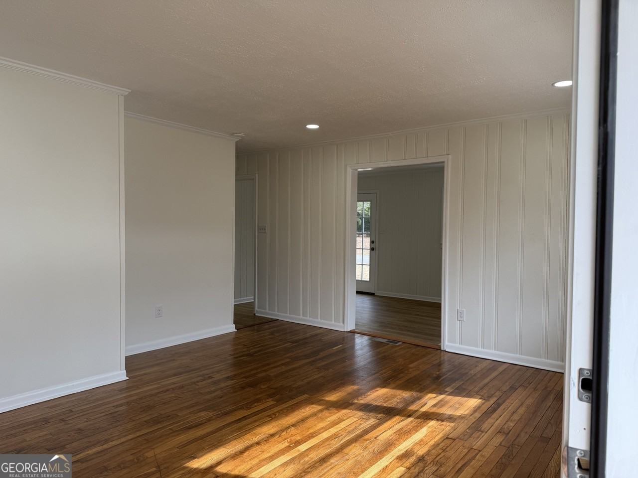 1065 Nelson St - Photo 3 of 12