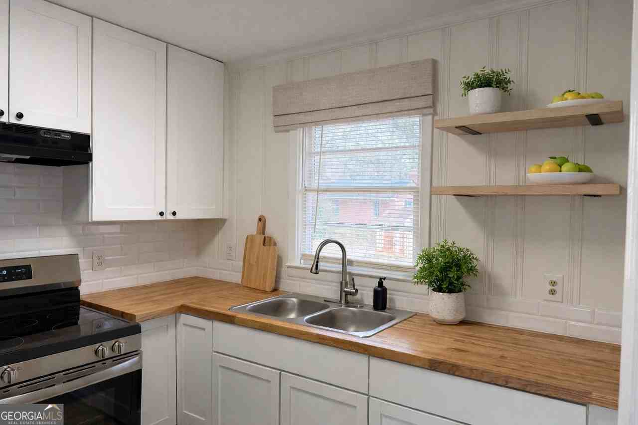 1065 Nelson St - Photo 4 of 12