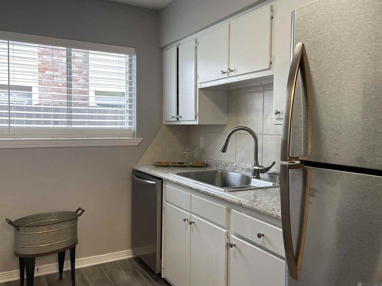 2715 S Roth Ave #D - Photo 4 of 16