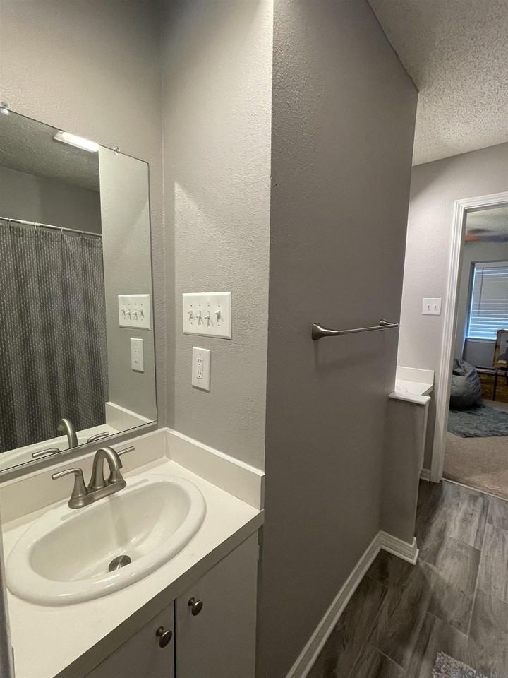 2715 S Roth Ave #D - Photo 7 of 16