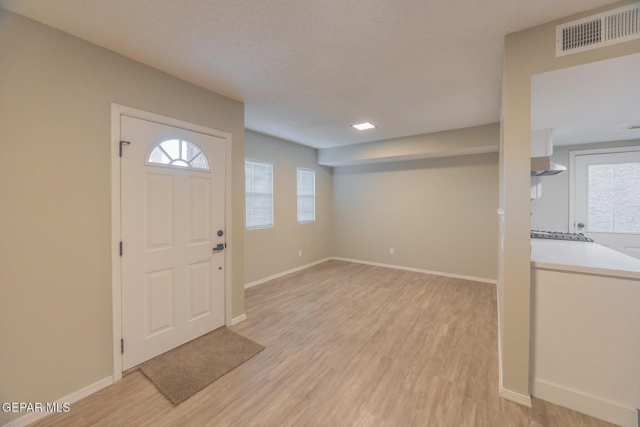 11031 Oasis Dr - Photo 2 of 23