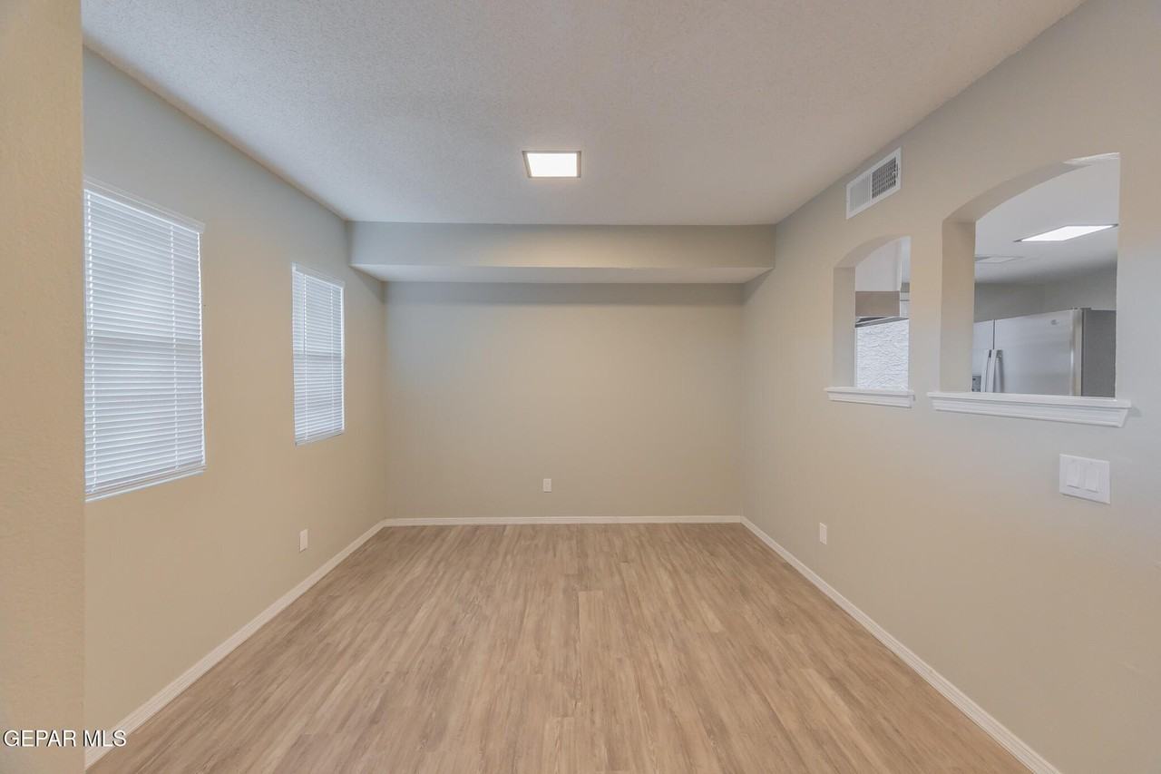 11031 Oasis Dr - Photo 3 of 23